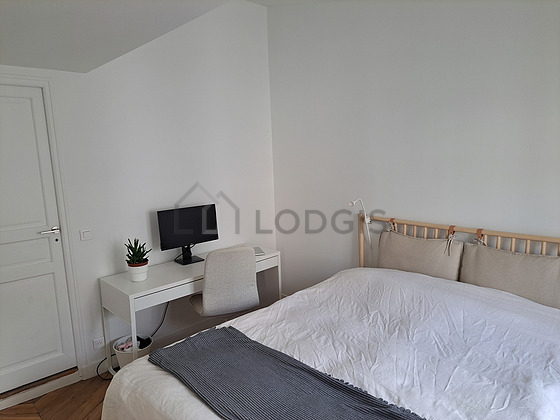 Chambre avec du parquet au sol