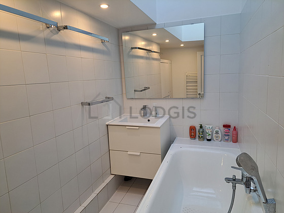 Agréable salle de bain très claire avec du carrelage au sol