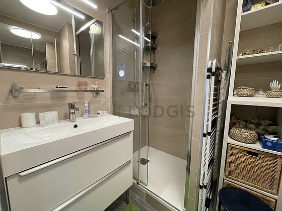 Agréable salle de bain très claire avec du carrelage au sol