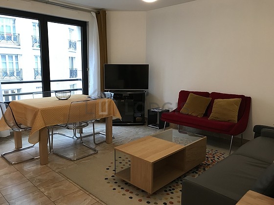 Séjour très calme équipé de 1 canapé(s) lit(s) de 140cm, télé, 1 chaise(s)
