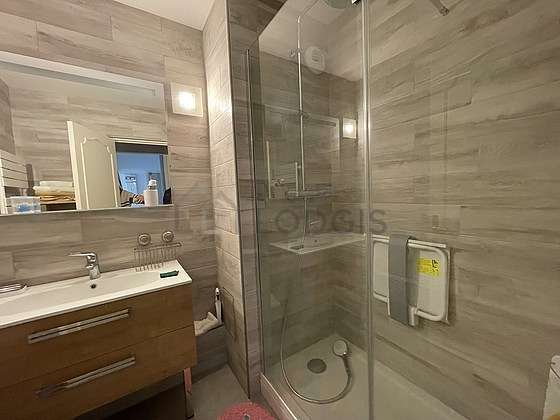 Pleasant and very bright bathroom with tilefloor