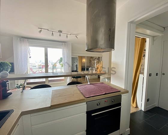 Very bright kitchen facing the garden