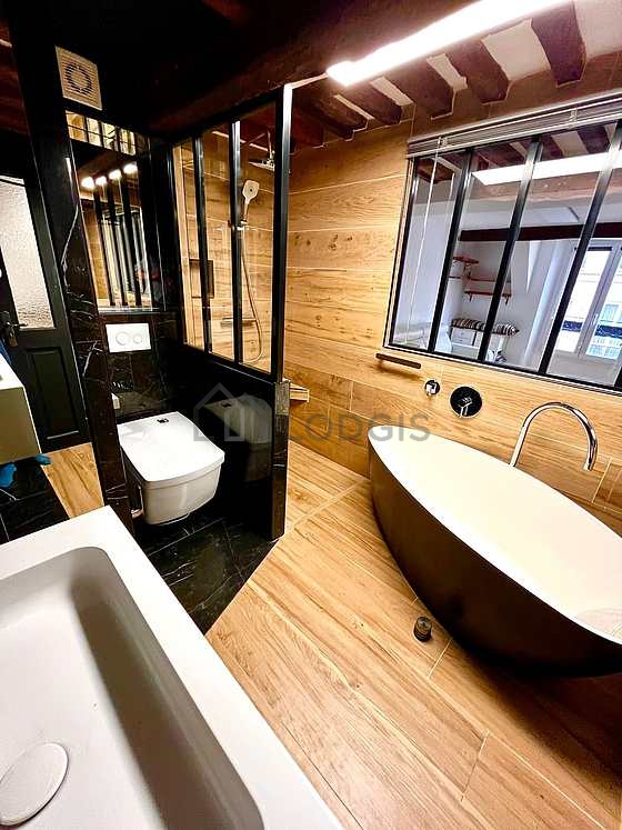 Salle de bain équipée de wc