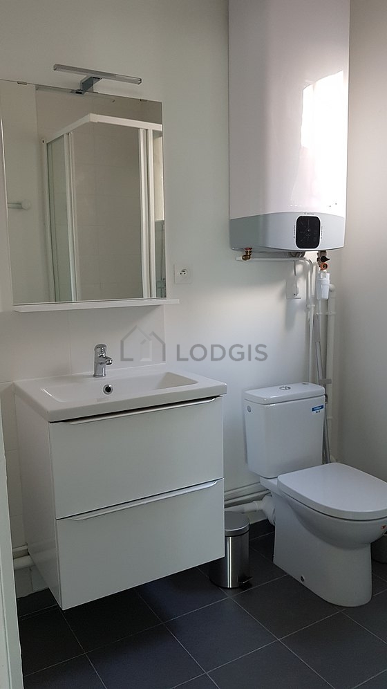 Pleasant and very bright bathroom with tile floor