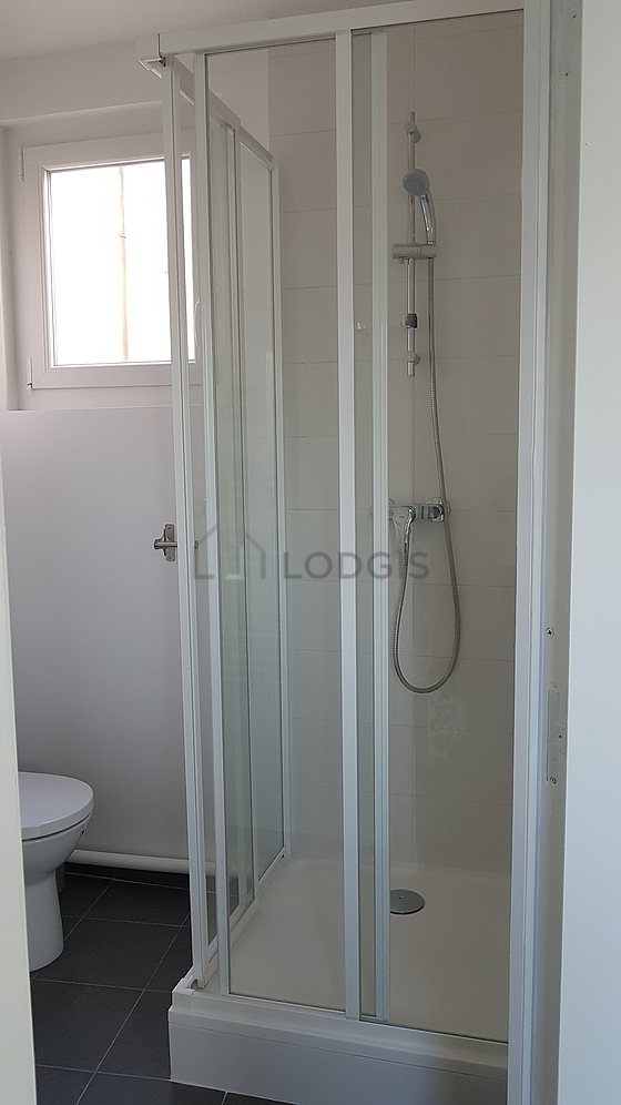 Salle de bain équipée de douche séparée