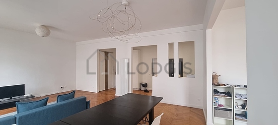 Salon avec du parquet au sol