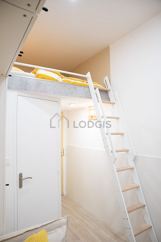 Mezzanine sous belle hauteur de plafond avec du parquet au sol