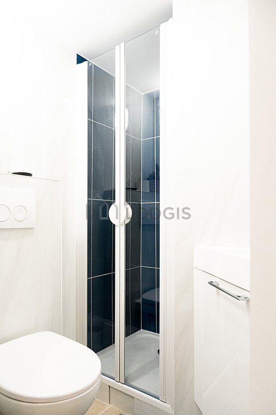 Agréable salle de bain très claire avec du carrelage au sol