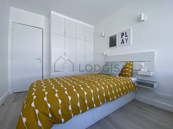Chambre avec fenêtres donnant sur cour