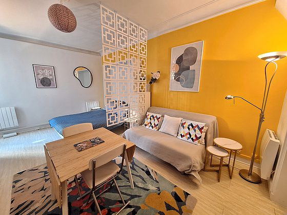 Very quiet living room furnished with 1 bed(s) of 160cm, sofa, coffee table, 1 chair(s)
