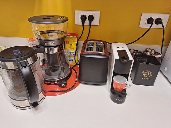 Cuisine équipée de lave linge, réfrigerateur, vaisselle