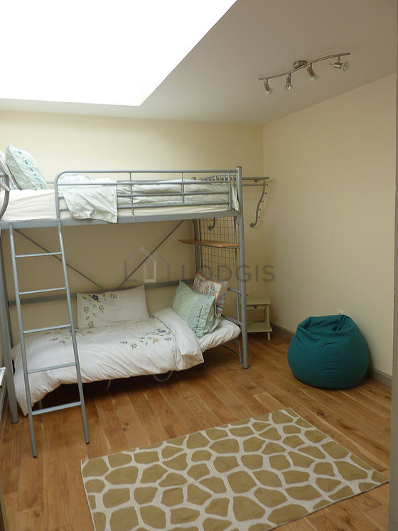Chambre avec du parquet au sol