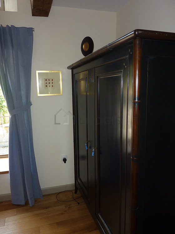 Chambre avec fenêtres