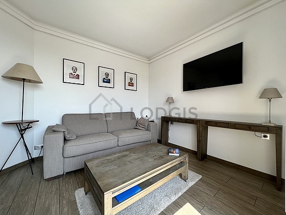Salon avec du parquet au sol