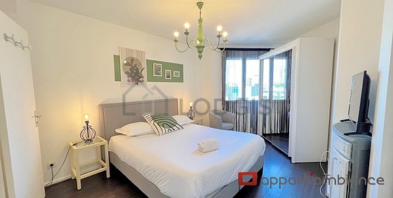 Chambre avec fenêtres