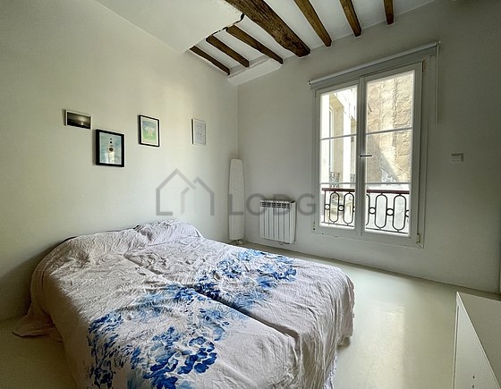 Chambre avec fenêtres