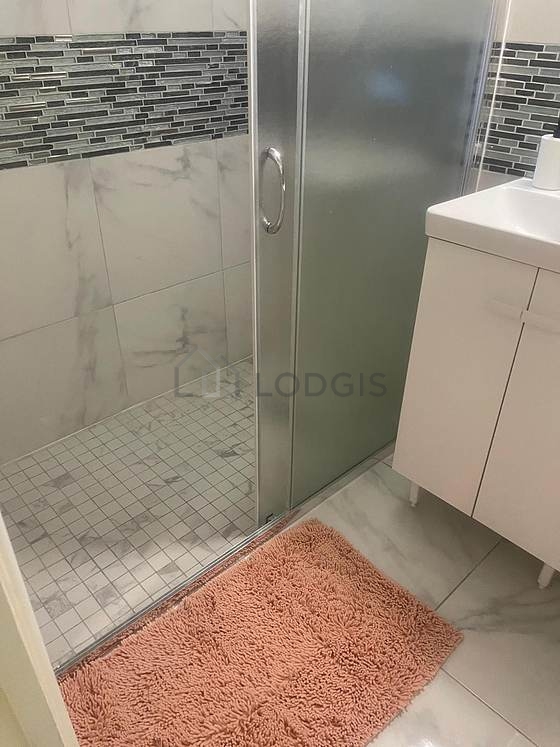 Pleasant and very bright bathroom with tile floor