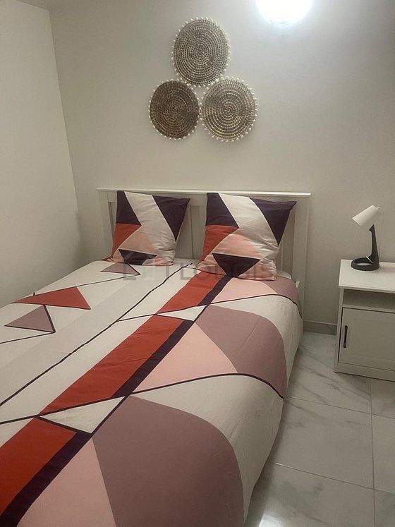 Chambre avec du carrelage au sol