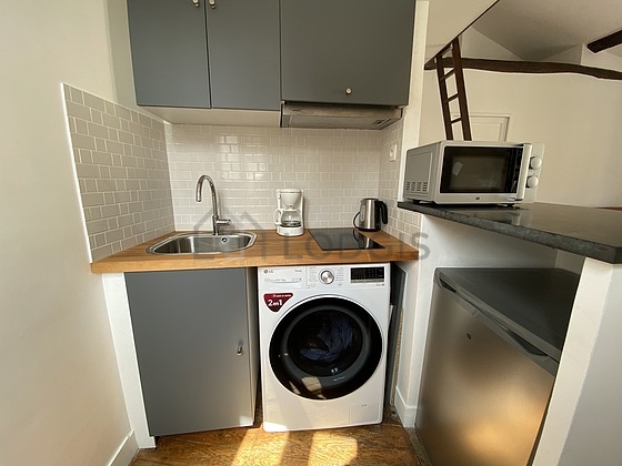 Cuisine équipée de lave linge, sèche linge, réfrigerateur, hotte