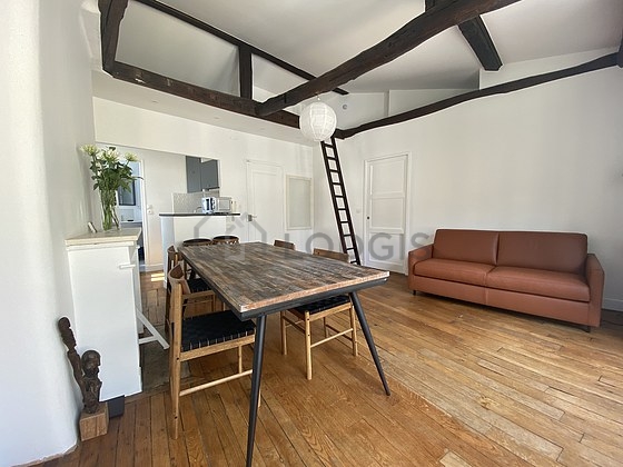 Salon avec du parquet au sol