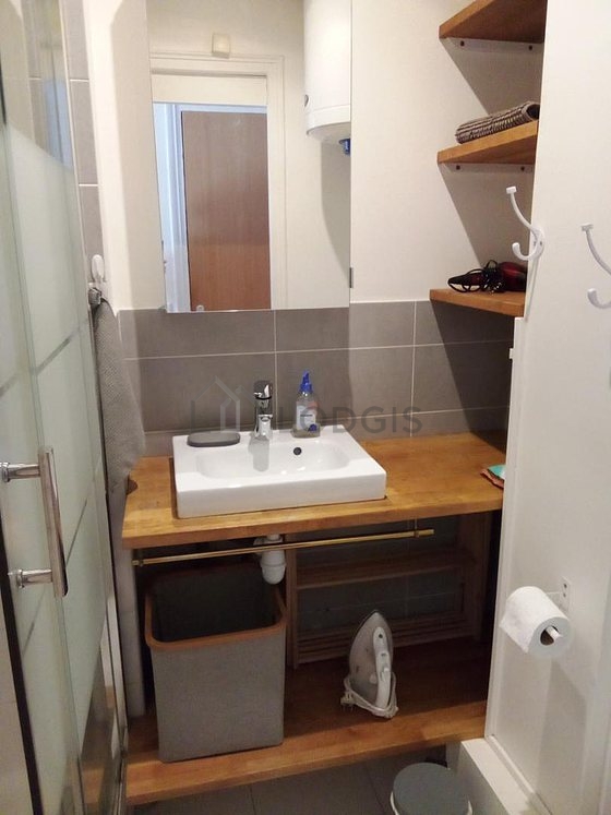 Agréable salle de bain très claire avec du carrelage au sol