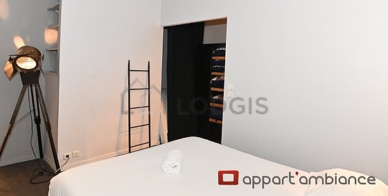 Chambre avec fenêtres