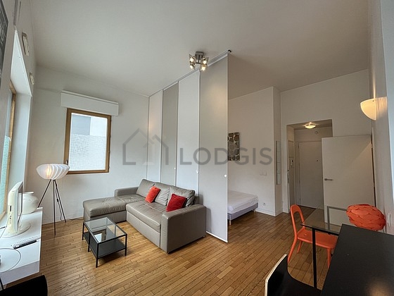 Living room furnished with 1 bed(s) of 140cm, tv