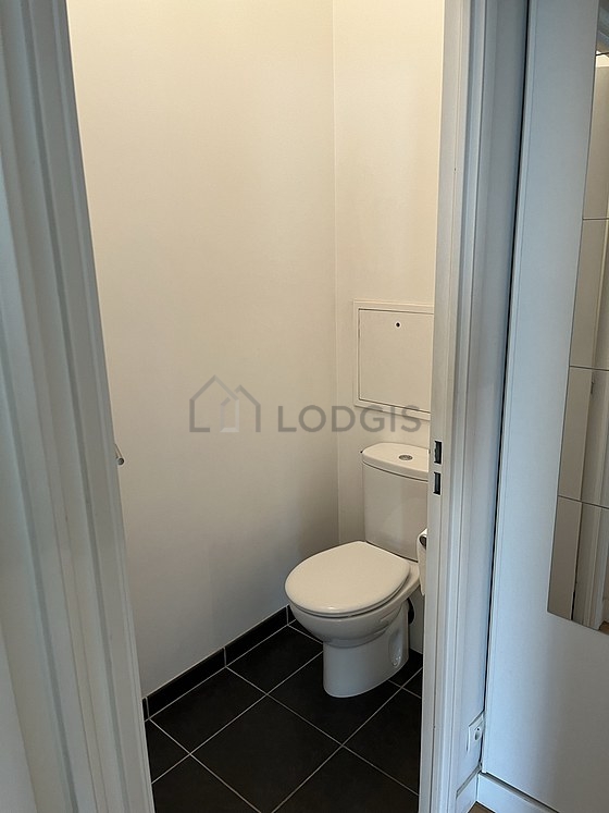 Toilettes indépendantes de la salle d'eau