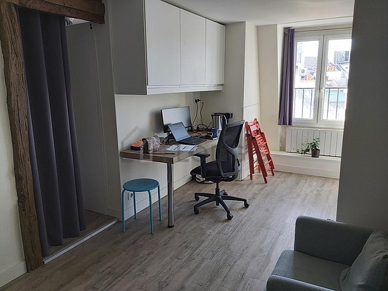 Salon avec du parquet au sol