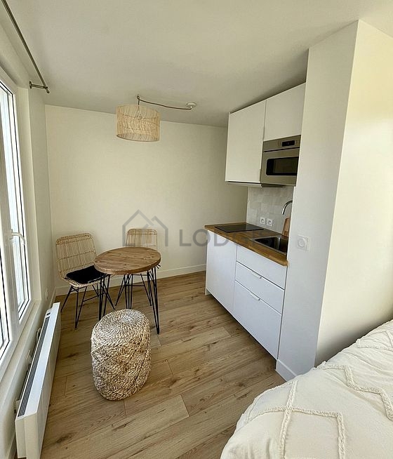 Séjour très calme équipé de 1 lit(s) de 140cm, table à manger, placard, 2 chaise(s)