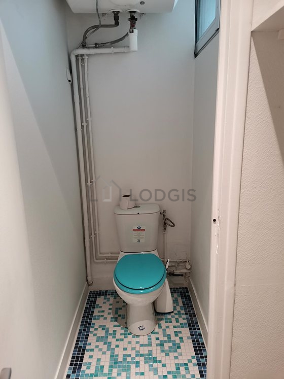 Toilettes indépendantes de la salle d'eau