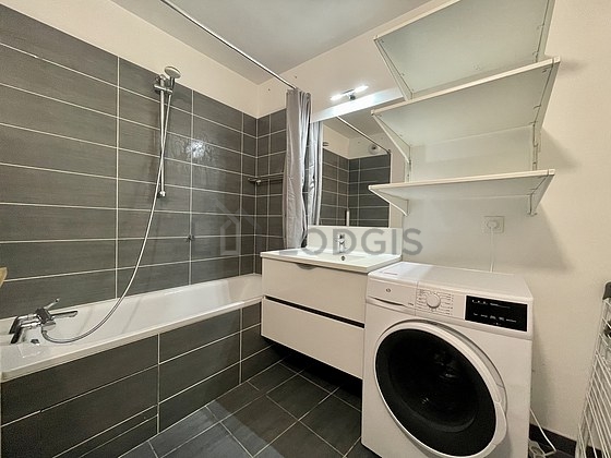 Agréable salle de bain très claire avec du carrelage au sol