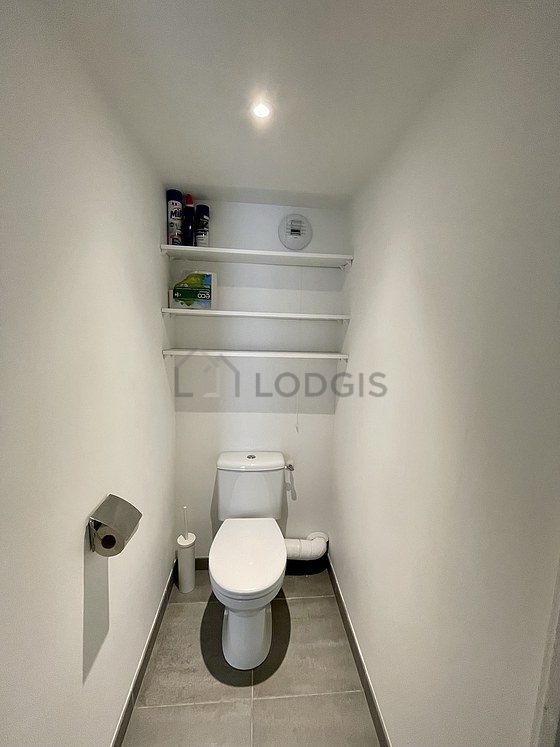 Toilettes indépendantes de la salle d'eau