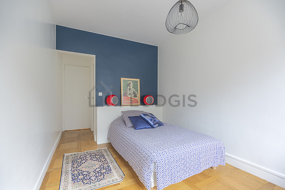 Chambre avec fenêtres