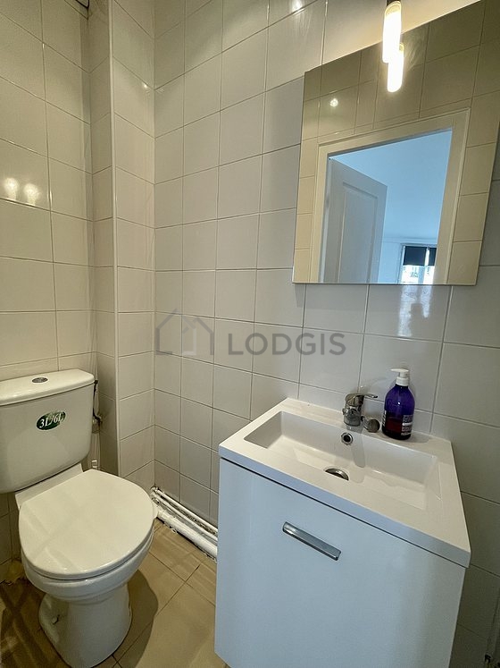 Agréable salle de bain très claire avec du carrelage au sol