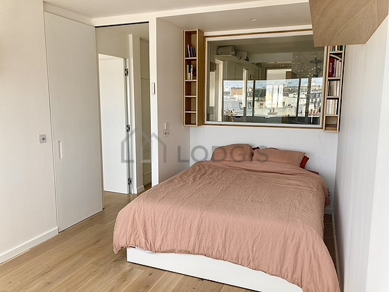 Chambre avec du parquet au sol