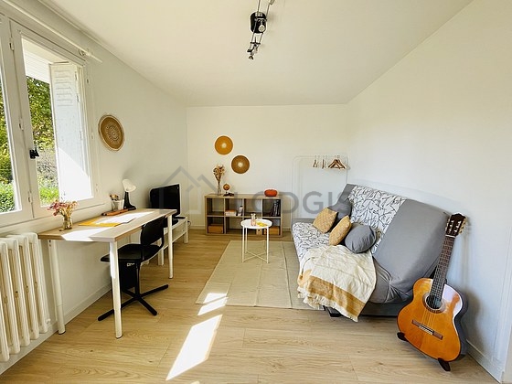 Séjour équipé de 1 canapé(s) lit(s) de 140cm, télé, penderie, 1 chaise(s)