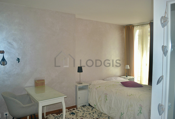 Bedroom equipped with desk, cupboard, 1 chair(s)