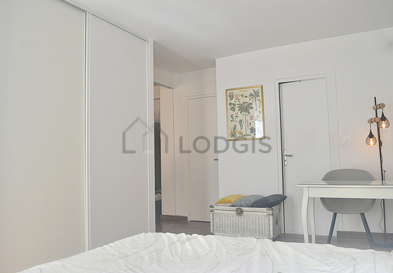 Chambre avec fenêtres