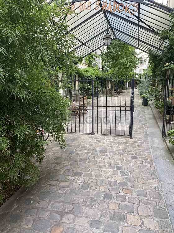 Séjour avec fenêtres