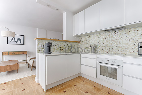 Cuisine équipée de lave vaisselle, plaques de cuisson, réfrigerateur, hotte