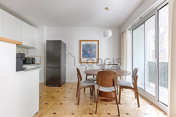 Salle à manger avec fenêtres