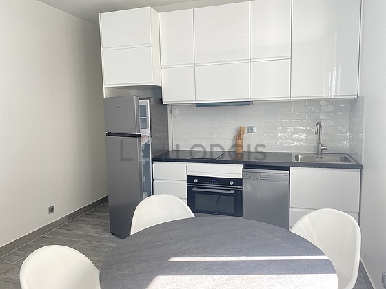 Cuisine équipée de lave vaisselle, plaques de cuisson, réfrigerateur, freezer