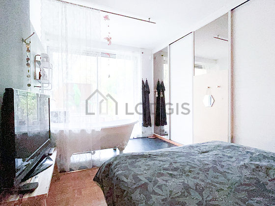 Chambre avec fenêtres