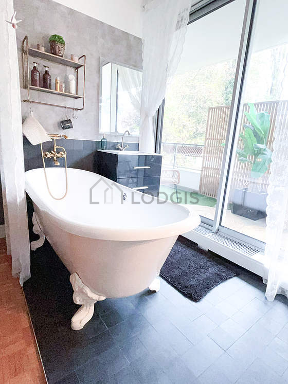 Salle de bain équipée de douche séparée