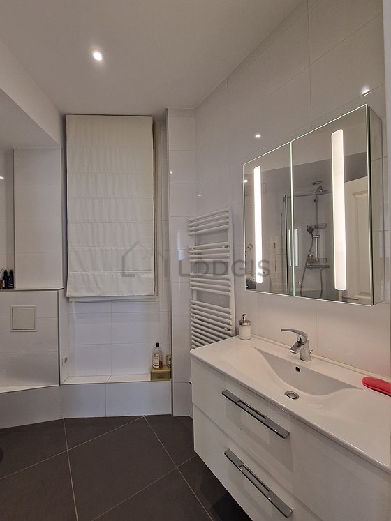 Salle de bain équipée de serviettes de bain