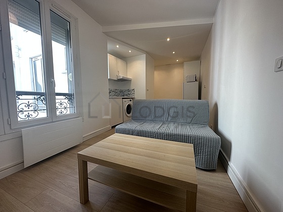 Séjour équipé de 1 canapé(s) lit(s) de 140cm, télé, placard, 4 chaise(s)
