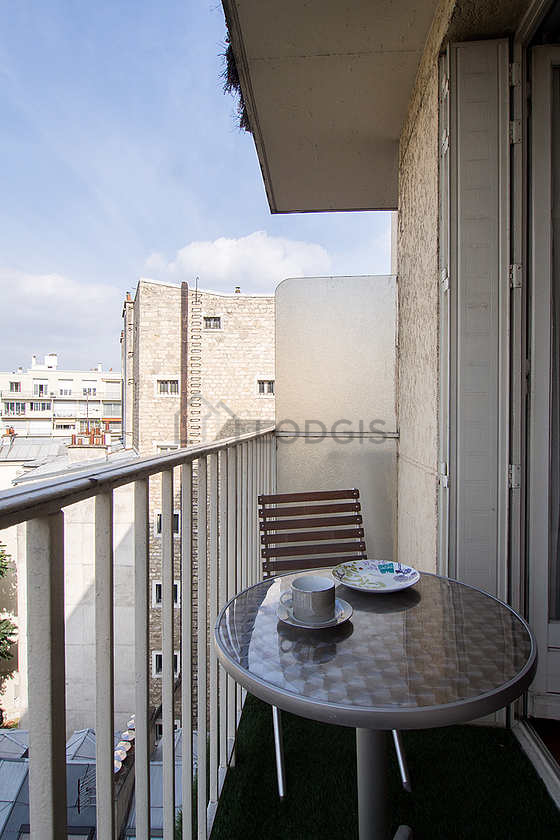 Terrasse très calme et lumineuse avec la moquette au sol