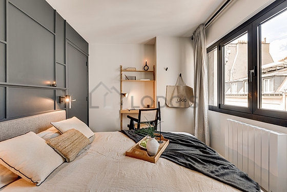 Chambre équipée de télé, canapé