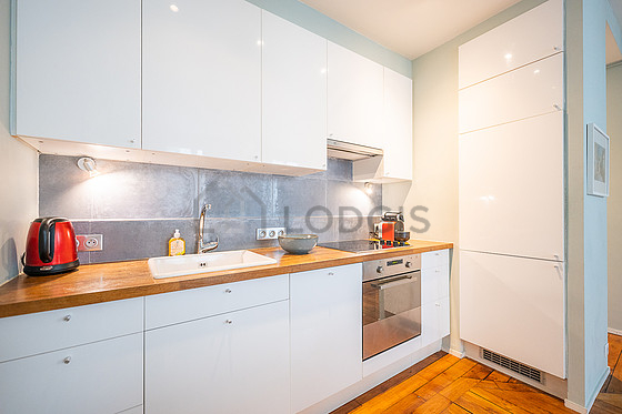 Cuisine équipée de lave vaisselle, plaques de cuisson, réfrigerateur, hotte